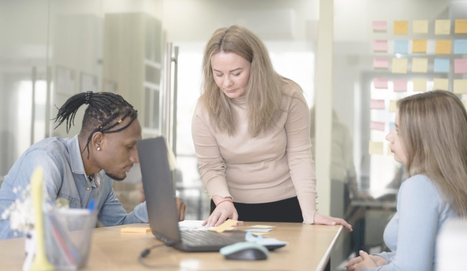 Equipo trabajando en análisis de datos financieros